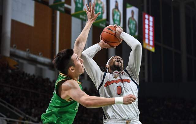 kaiyun-CCTV5直播！广东VS上海胜负难料，超级外援互不相让，杜锋冲4连胜