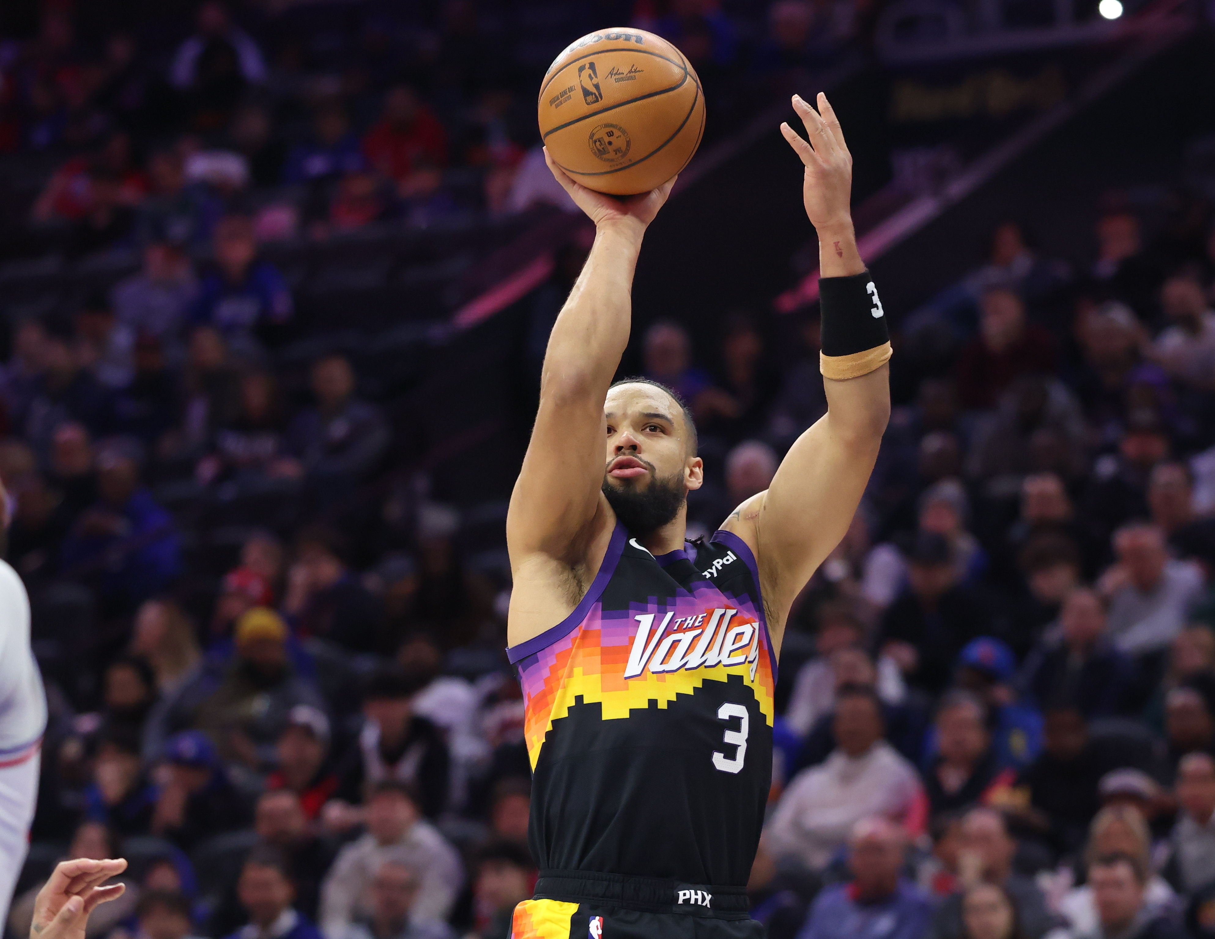 开云kaiyun体育-铁麻了！狄龙18中4仅拿11分6板2助1断 末节5中0