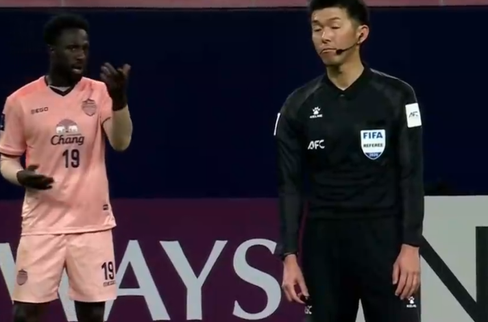 开云体育官方入口-蓉城逃过一劫！武里南进球被吹，VAR介入3分钟，越位毫厘之间